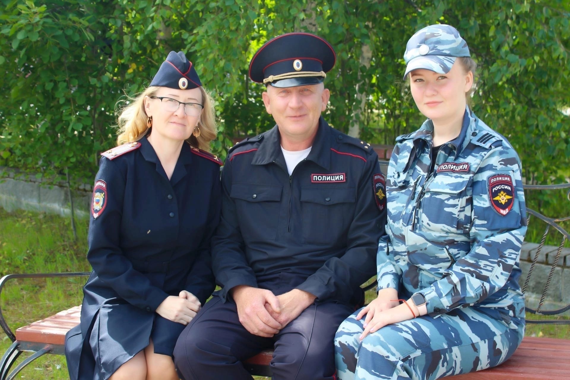 Полицейские семьи в Белоярском поздравили с Днем семьи, любви и верности