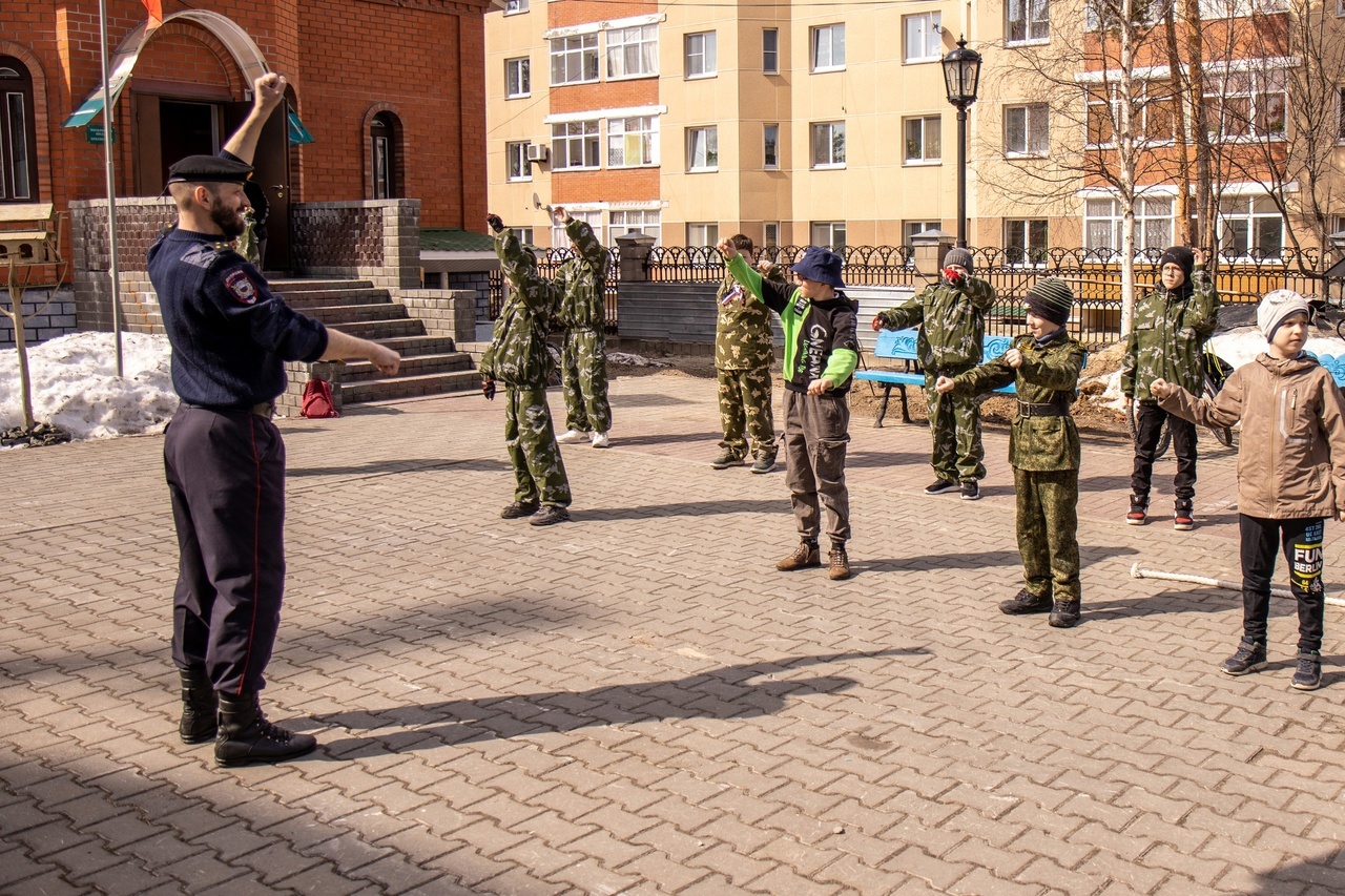 Общественники и полицейские Белоярского организовали для ребят кадетского казачьего клуба "Пересвет" военно-спортивную эстафету