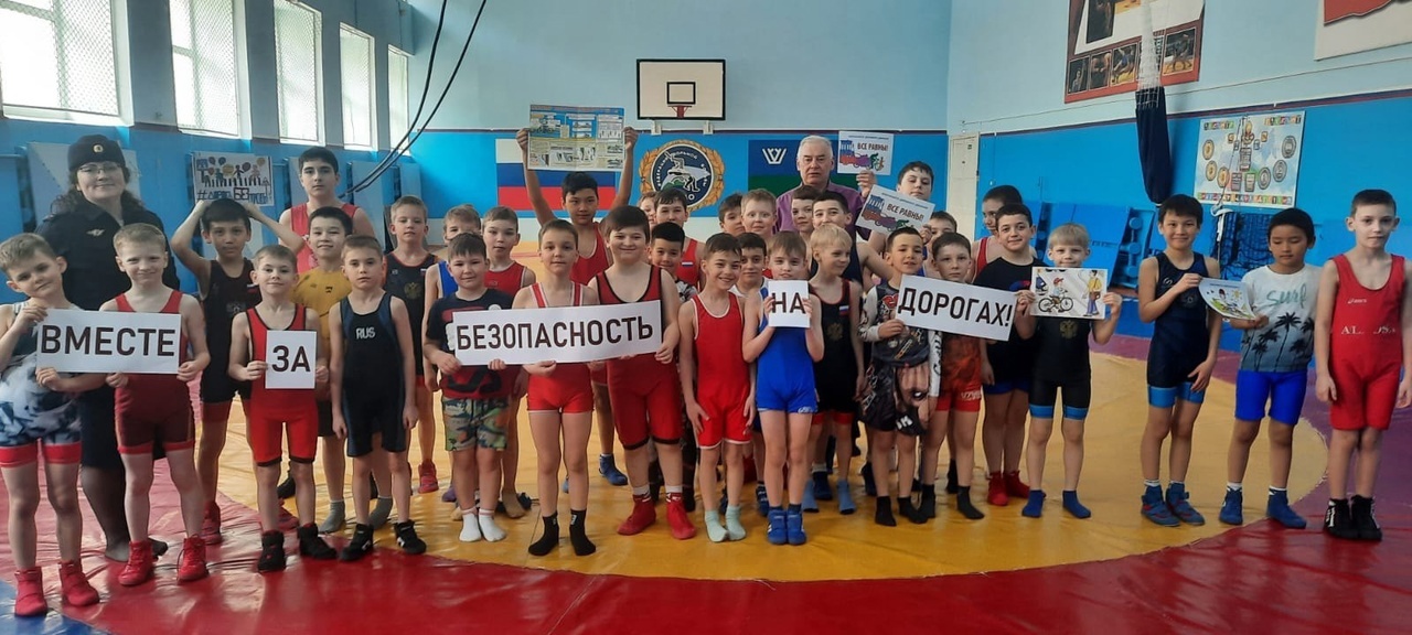 Общественники и полицейские в Белоярском учат детей безопасности накануне летних каникул