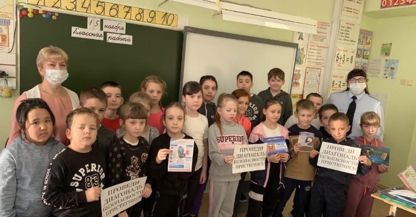17 ноября 2021 Общественники и полицейские поговорили с детьми о безопасности на дорогах