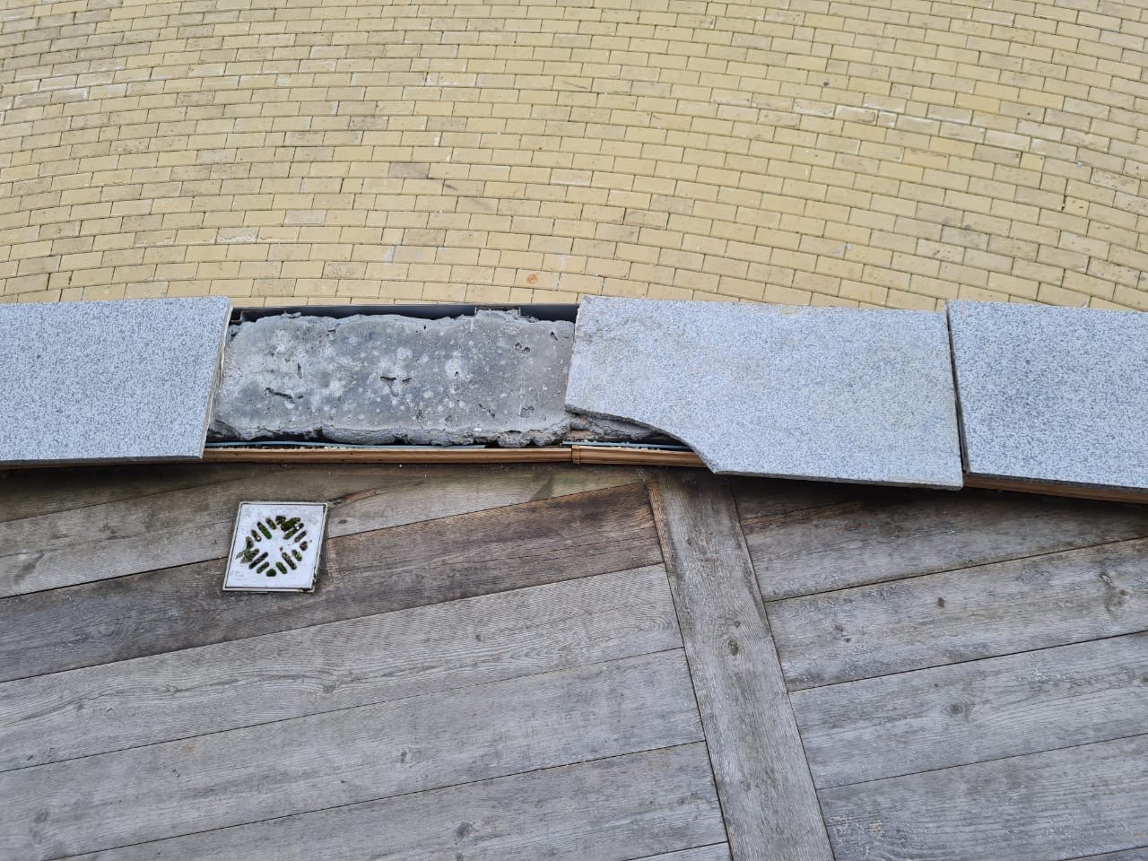 В Белоярском установлены несовершеннолетние, повредившие городскую сцену на новой набережной «Сэй Пан»