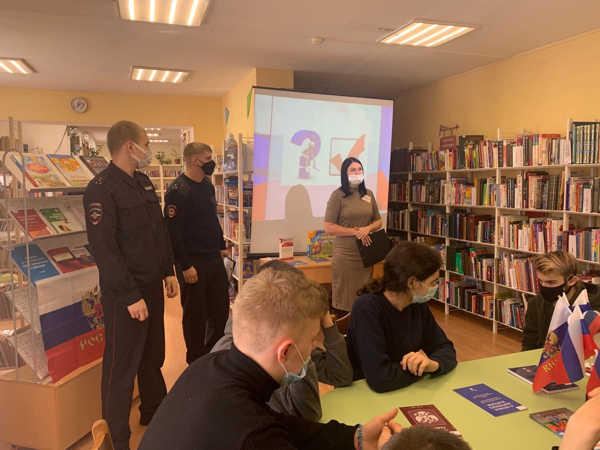 23 сентября 2022 Полицейские и общественники Белоярского рассказывают подросткам о вреде наркотиков