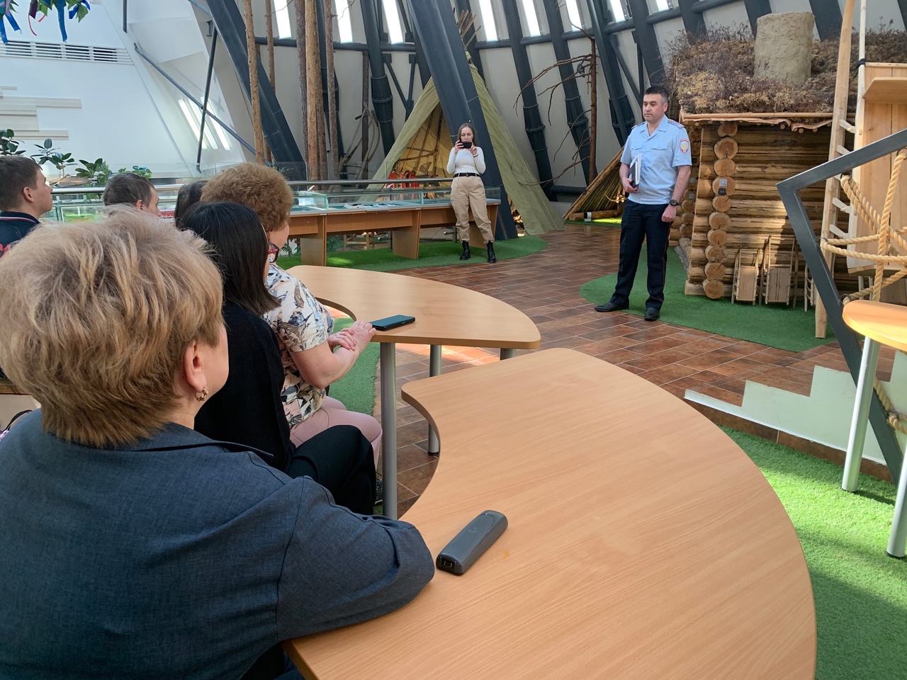 О профилактике мошенничеств полицейские Белоярского поговорили с работниками этнокультурного центра