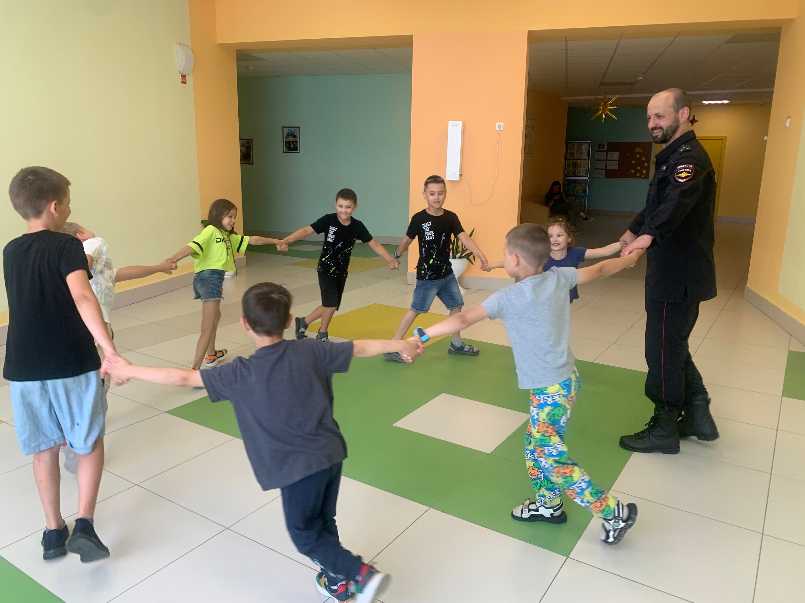 07 августа 2024 «Зарядка со стражем порядка» для белоярской детворы из лагеря «Четвертый элемент»