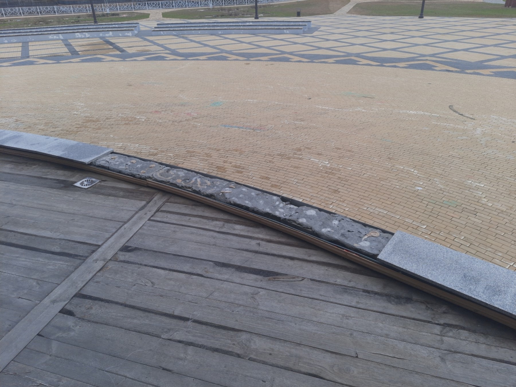 В Белоярском установлен несовершеннолетний, повредивший городскую сцену на набережной «Сэй Пан»