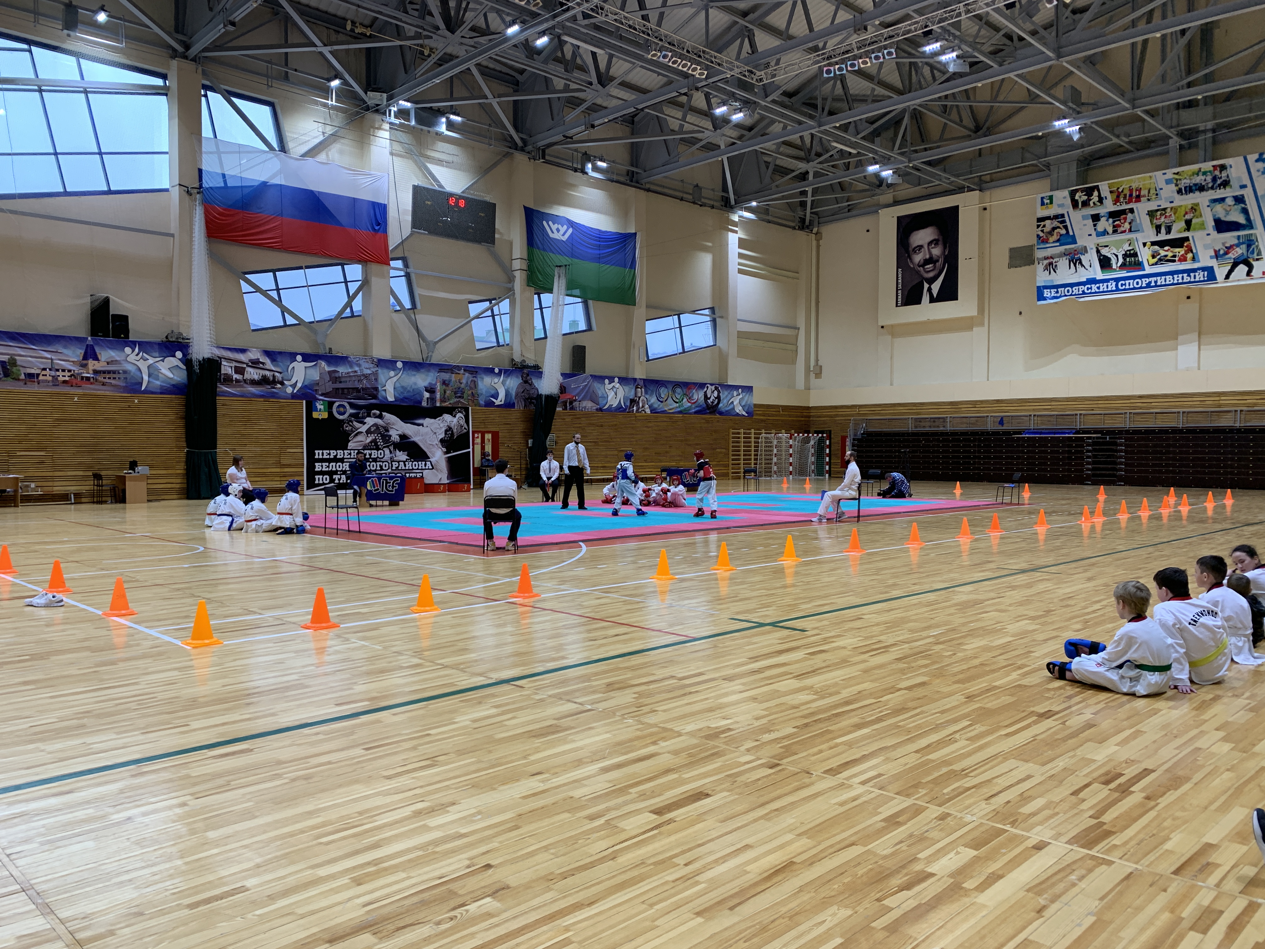 В Белоярском прошло первенство района по тхэквондо. Главным судьей соревнований стал старший лейтенант полиции Ростислав Яковлев