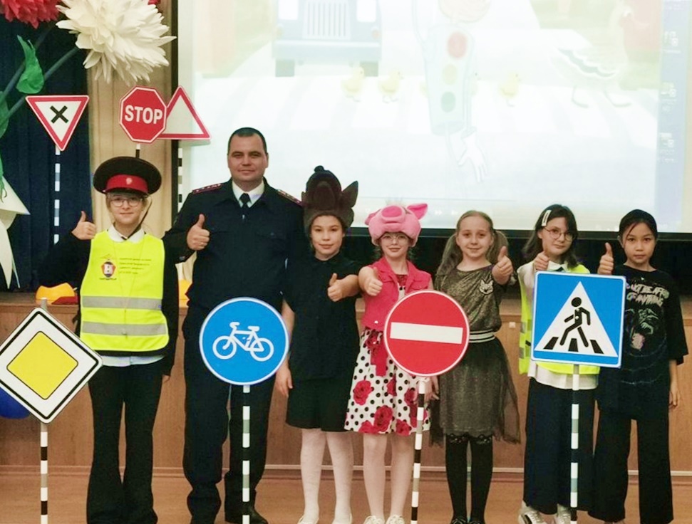 Начальник Белоярской Госавтоинспекции принял участие в традиционном празднике "Посвящение первоклассников в пешеходы"