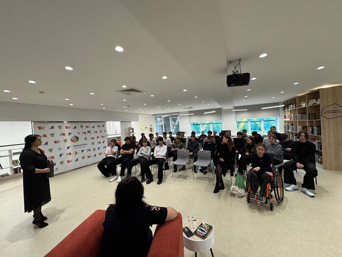 О профессии и офицерском долге поговорили в Белоярском студенты колледжа с сотрудницей полиции в рамках проекта «Формула успеха»