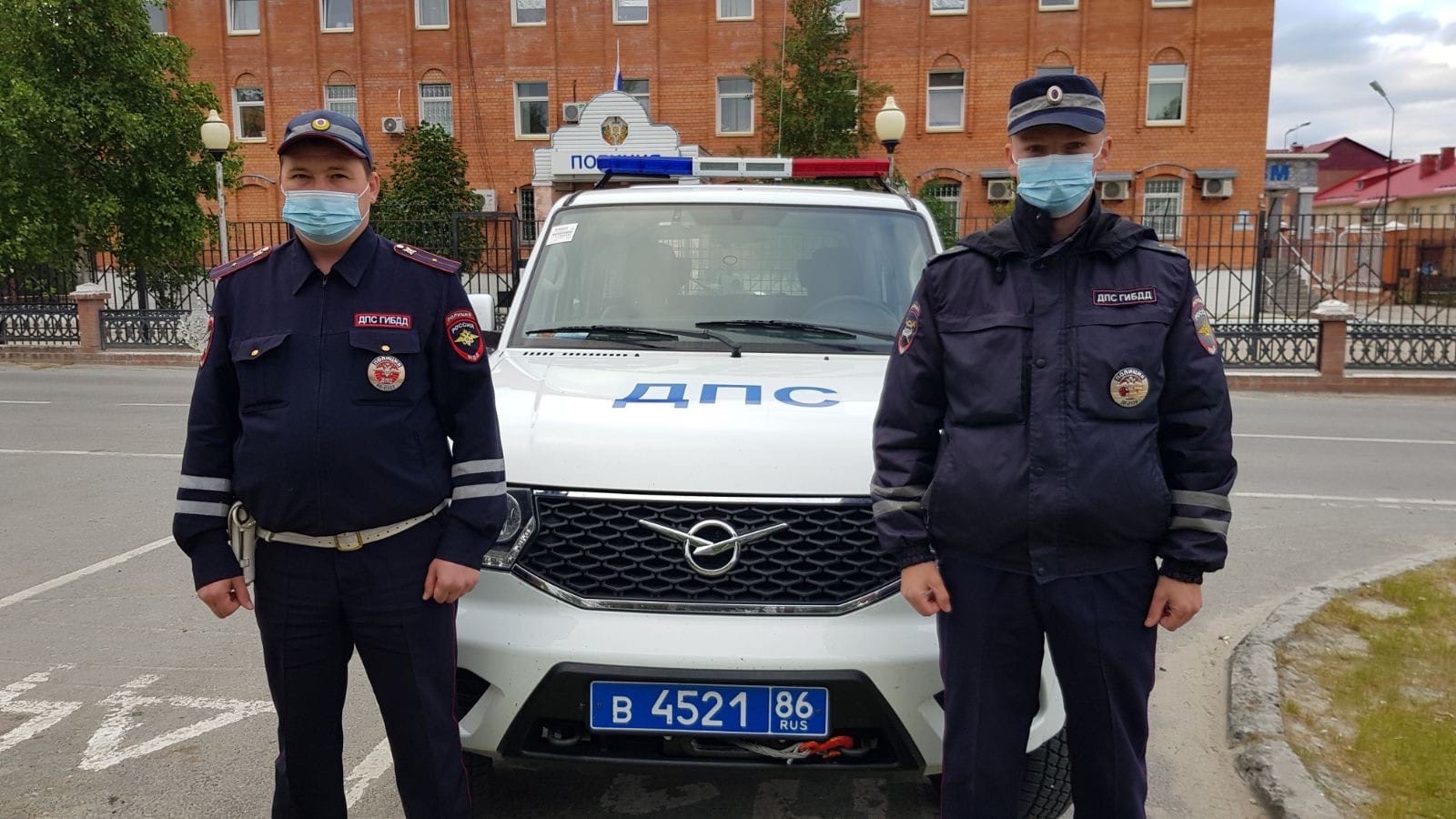 Сотрудники белоярской госавтоинспекции оказали помощь водителю автобуса, заглохшего на оживленном перекрестке 