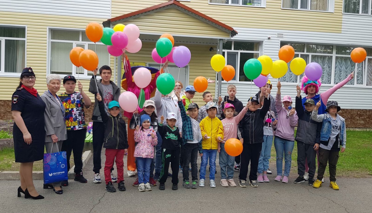 01 июня 2023 Полицейские Белоярского и общественники поздравили детей, прокатившись на «Автобусе радости»