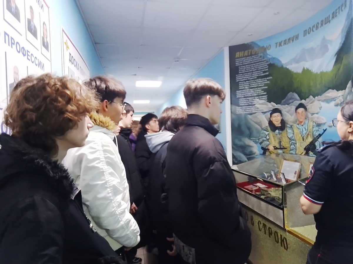 В Белоярском полицейские рассказали студентам о службе