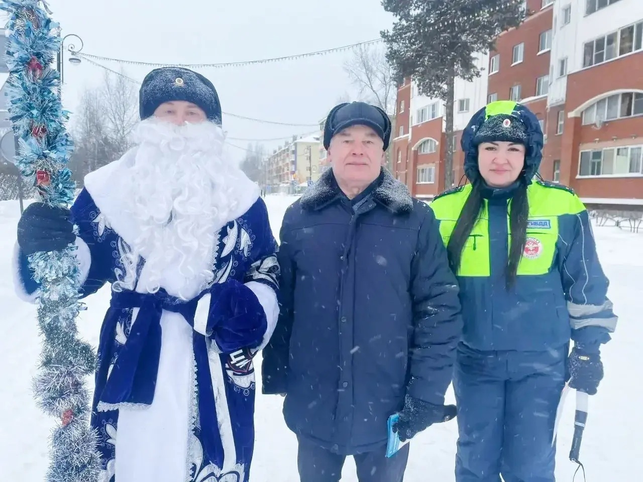 24 декабря 2025 «Полицейский Дед Мороз» вышел на улицы Белоярского