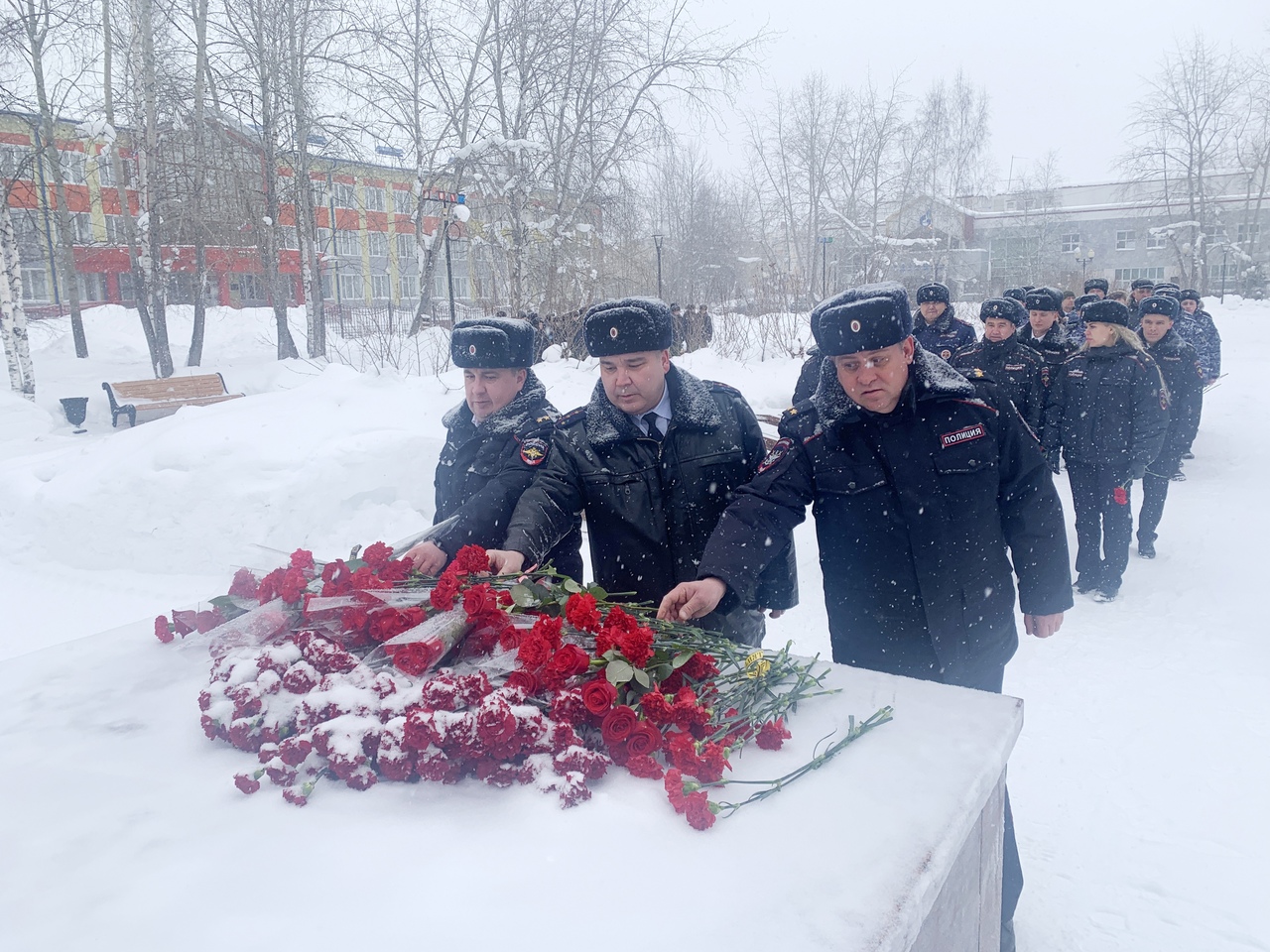 22 февраля 2023 Сотрудники ОМВД России по Белоярскому району приняли участие в возложении цветов к мемориальному комплексу «Сквер Победы»