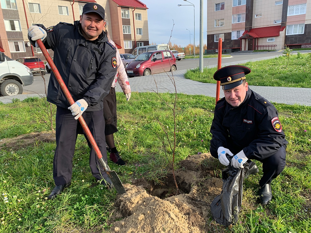Полицейские Белоярского присоединились к акции по посадке деревьев в городе