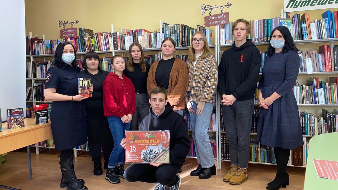 Произведения об Афганской войне читали на литературном часе полицейские Белоярского со студентами колледжа 