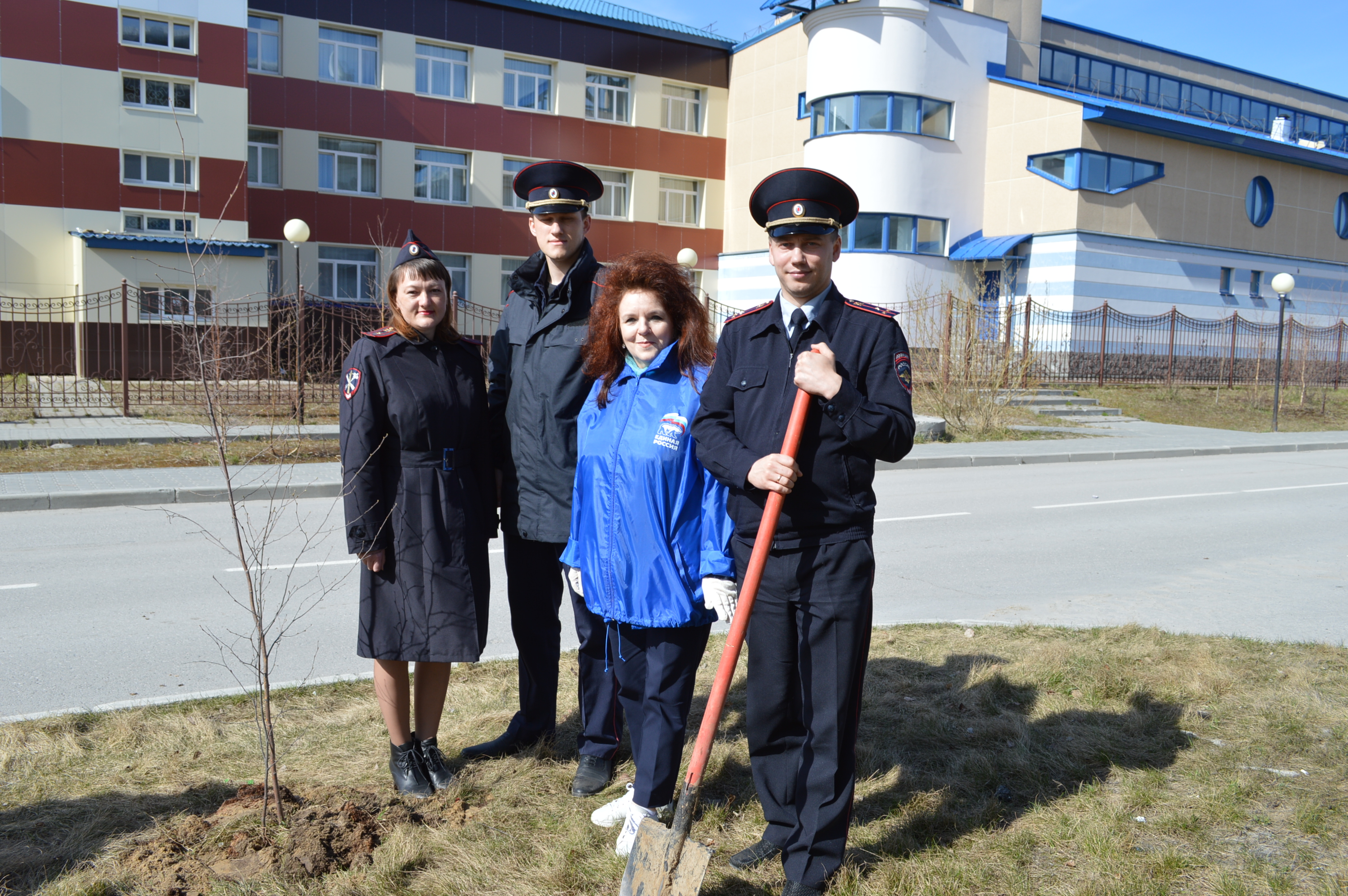 Полицейские приняли участие в посадке саженцев березы
