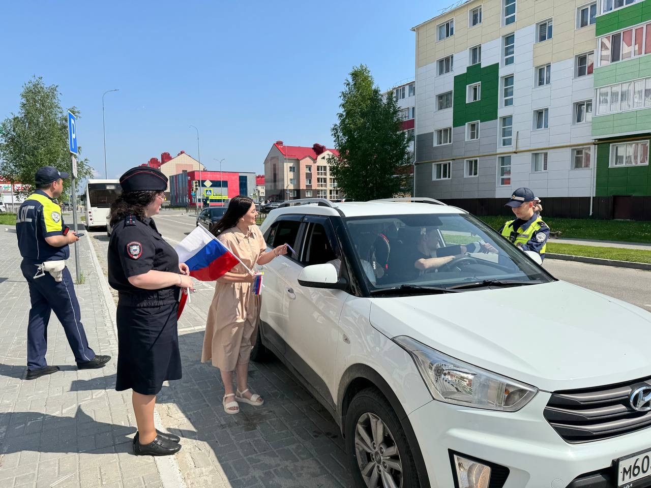 Общественники и полицейские Белоярского поздравили горожан с наступающим Днем России