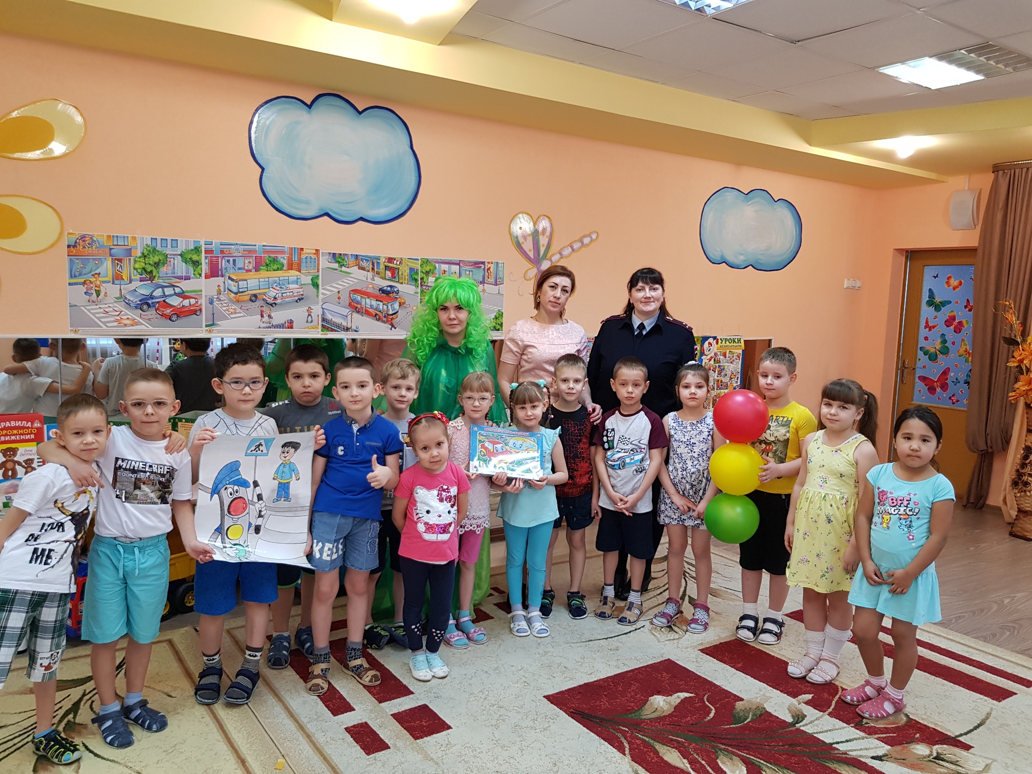 Сотрудники Белоярской Госавтоинспекции и дошколята приняли участие в мероприятии по дорожной безопасности