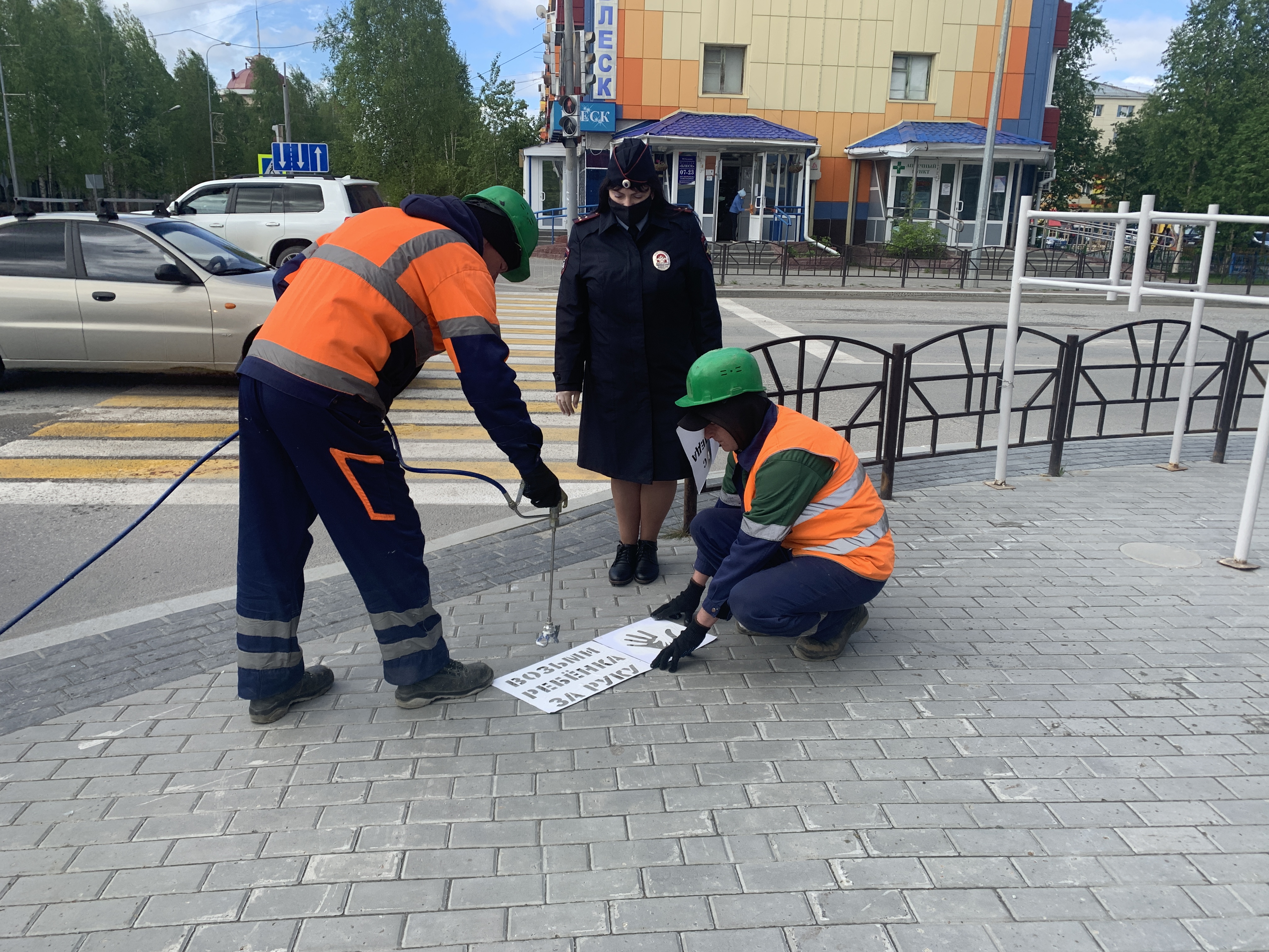 Полицейские и общественники Белоярского провели акцию «Безопасное граффити»