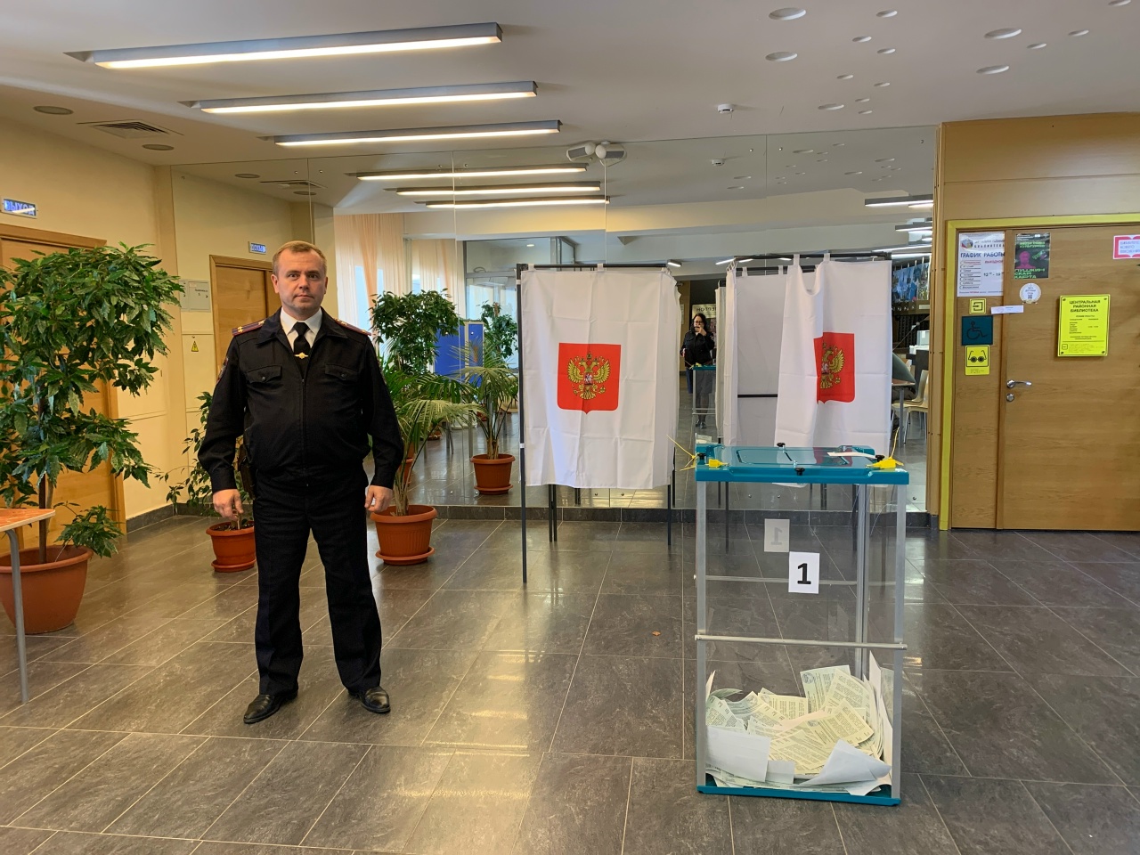 Полицейские в полном объеме обеспечили охрану общественного порядка и безопасность избирателей в Единый день голосования