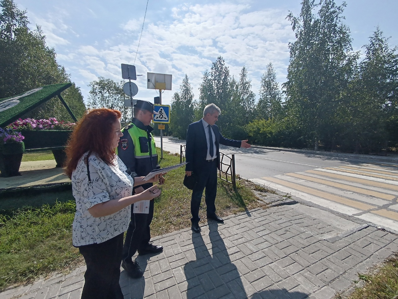 21 августа 2023 Общественники и полицейские в Белоярском проверили пешеходные переходы накануне нового учебного года