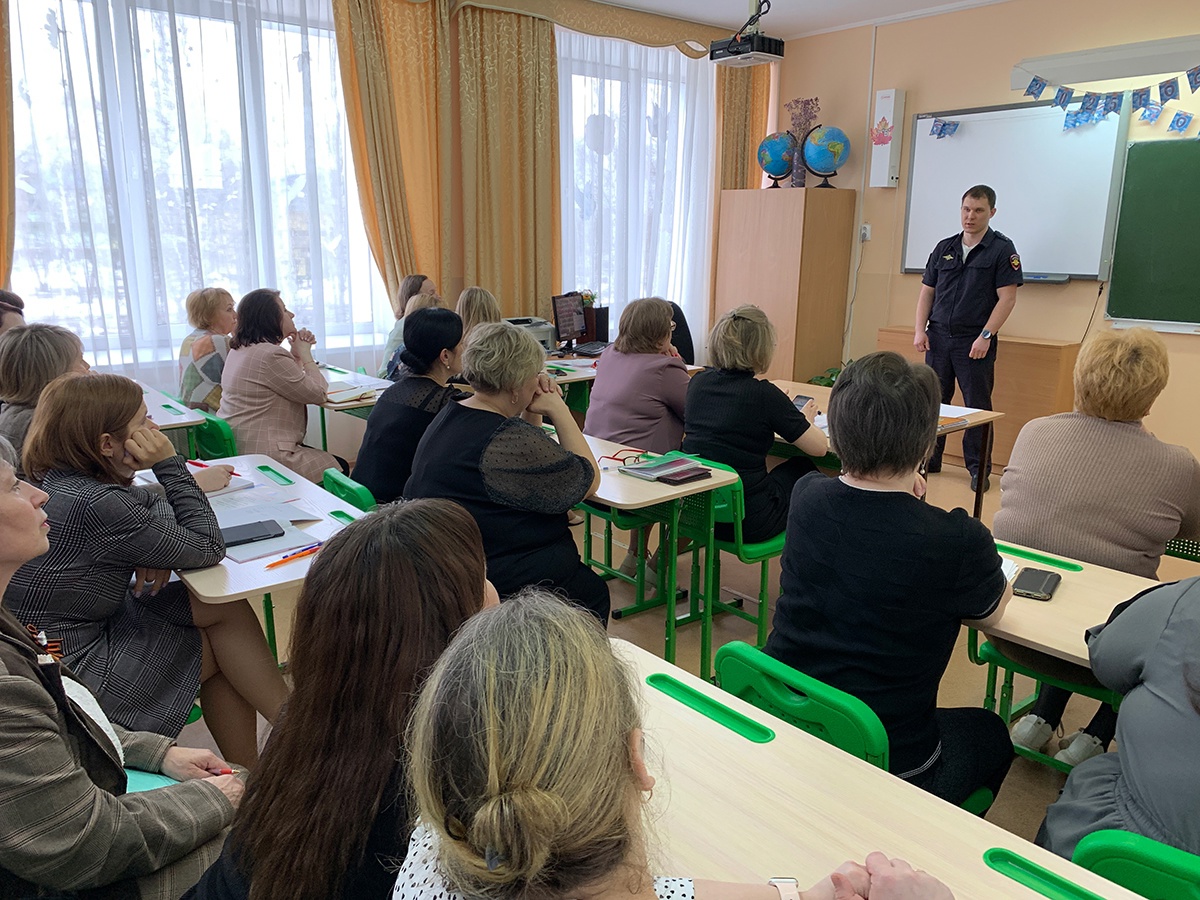Полицейские в Белоярском проводят профилактику IT-преступлений среди педагогов