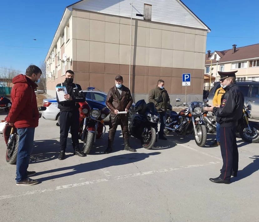 Госавтоинспекторы Белоярского встретились с местными байкерами