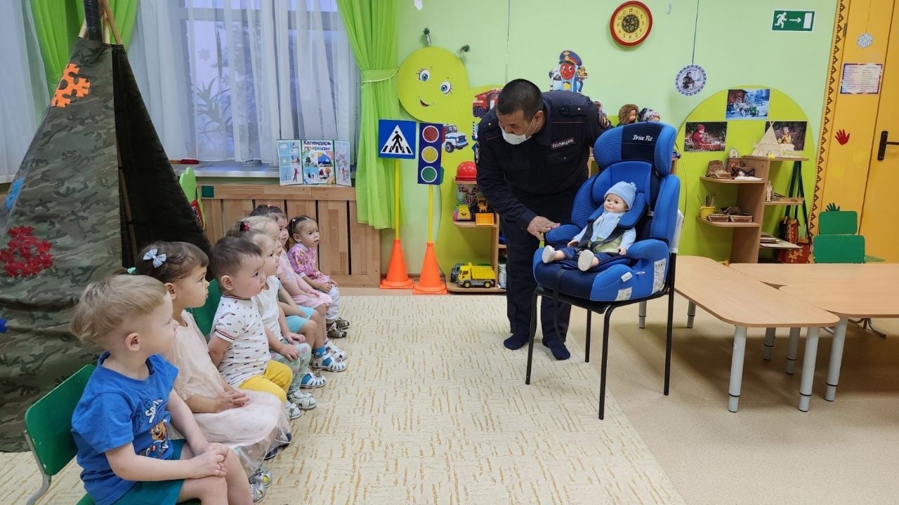 Участковые уполномоченные полиции продолжают проводить с дошкольниками занятия