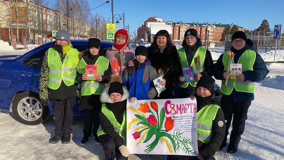 Цветы к 8 марта вручили на дорогах Белоярского