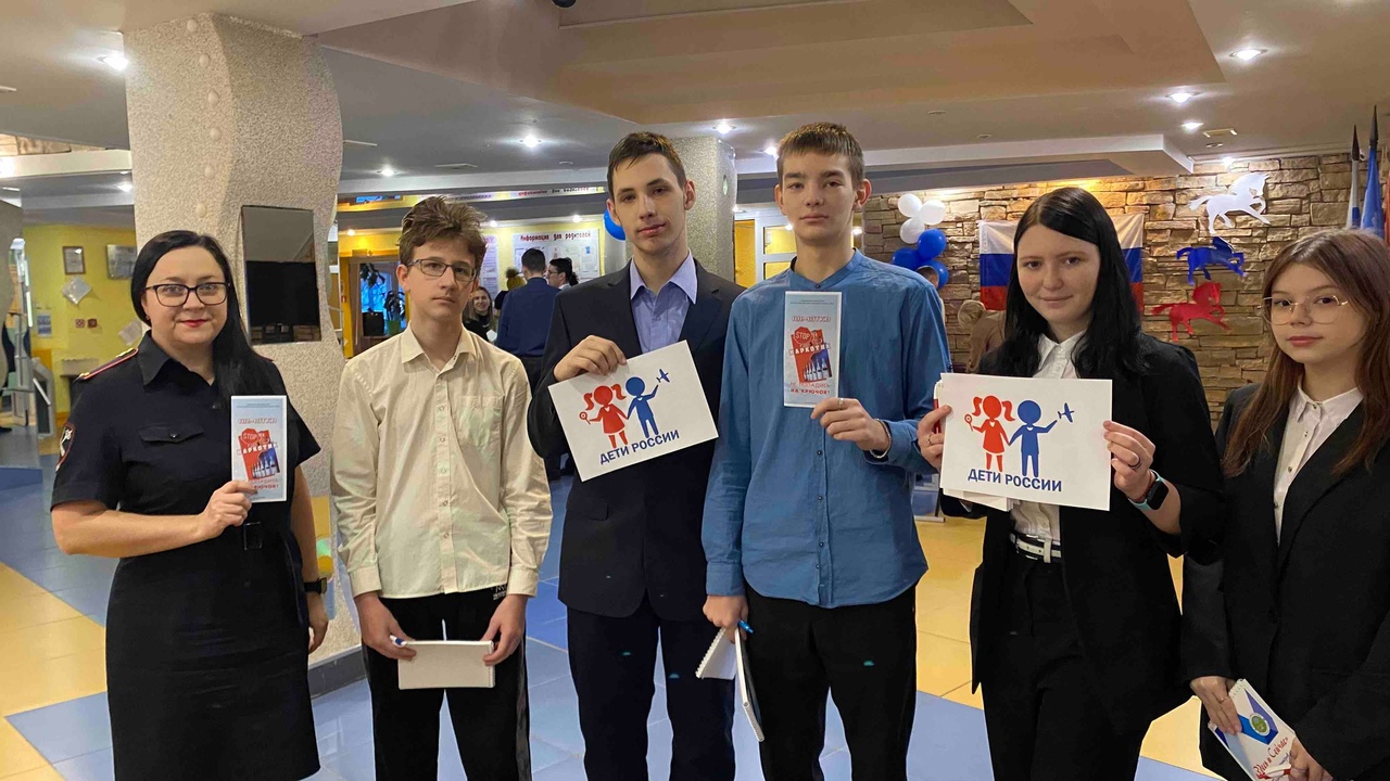 Полицейские и волонтеры Белоярского призывают подростков вести здоровый образ жизни