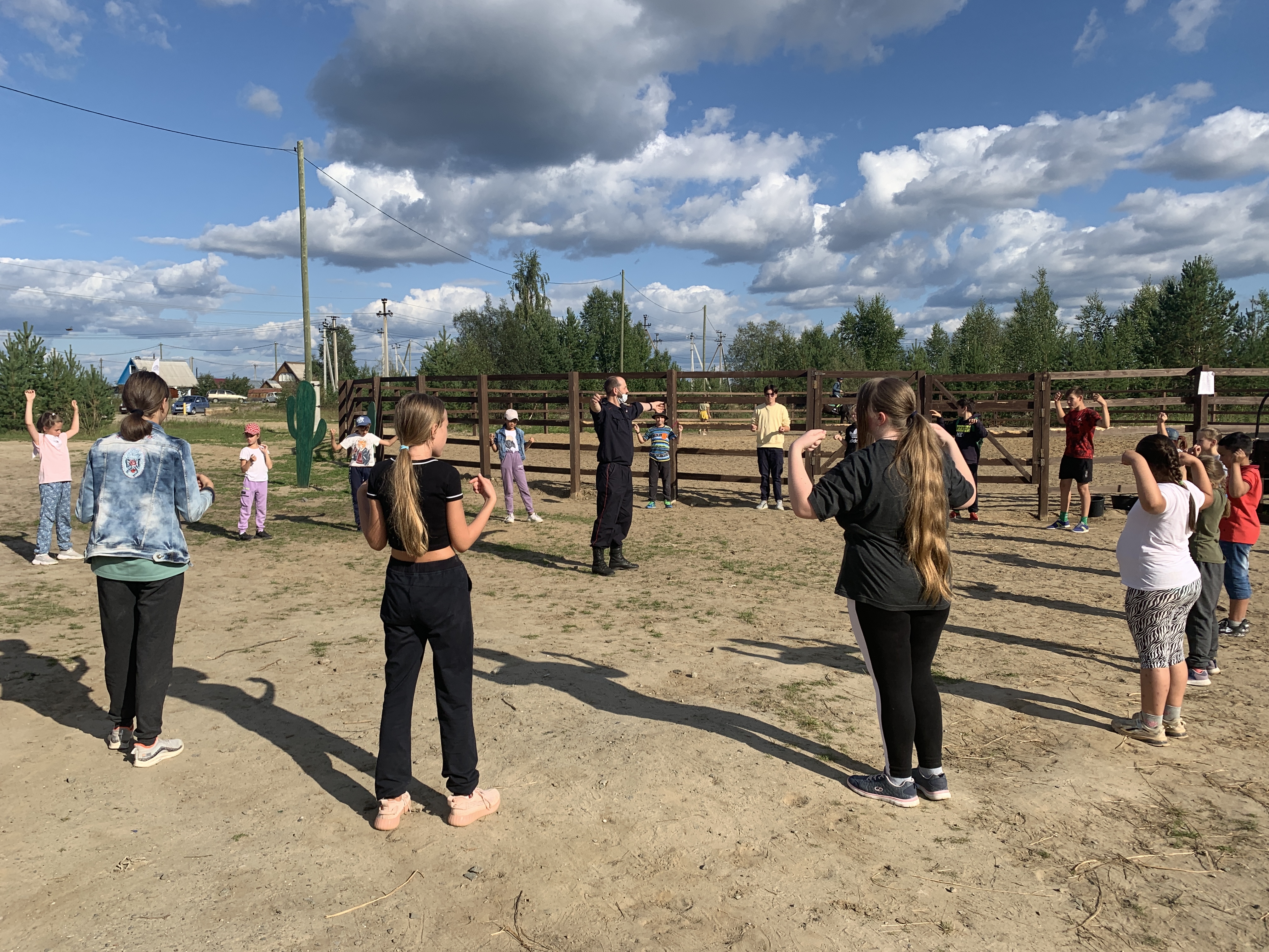 Белоярские полицейские организовали полезный праздник для детей из конного клуба «Северный ветер»