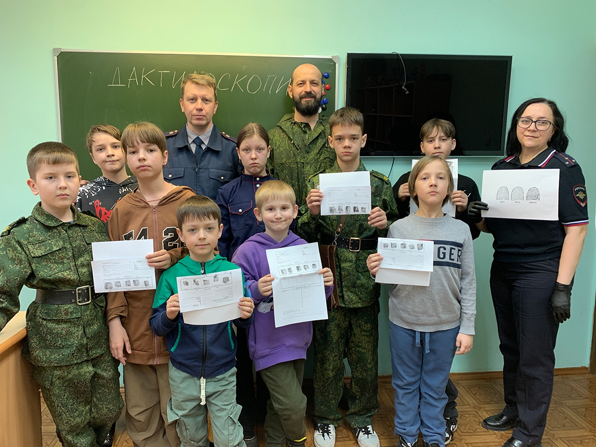 В Белоярском полицейские провели урок по дактилоскопии для юных казаков