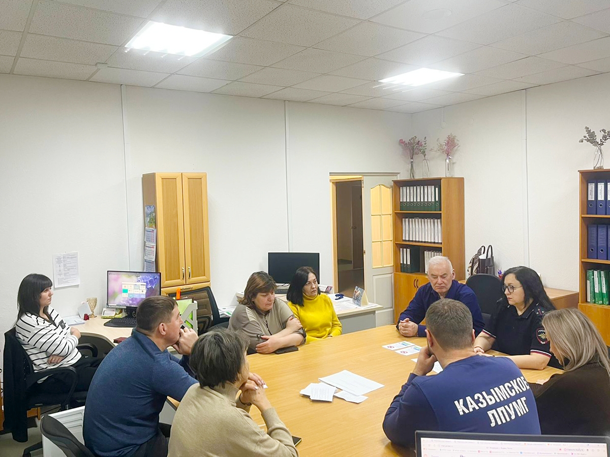 08 декабря 2025 В Белоярском полицейские обсудили с коллективом спортивной школы вопросы противодействия коррупции