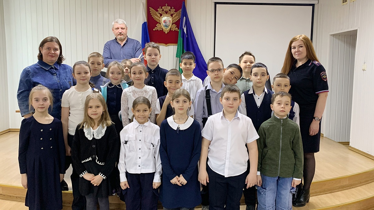 Полицейские Белоярского организовали экскурсию для второклассников школы № 4