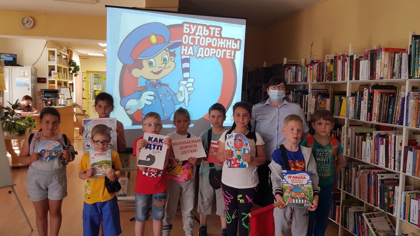 12 июля 2021 	Общественники и полицейские Белоярского поиграли с детьми в Дорожную азбуку 