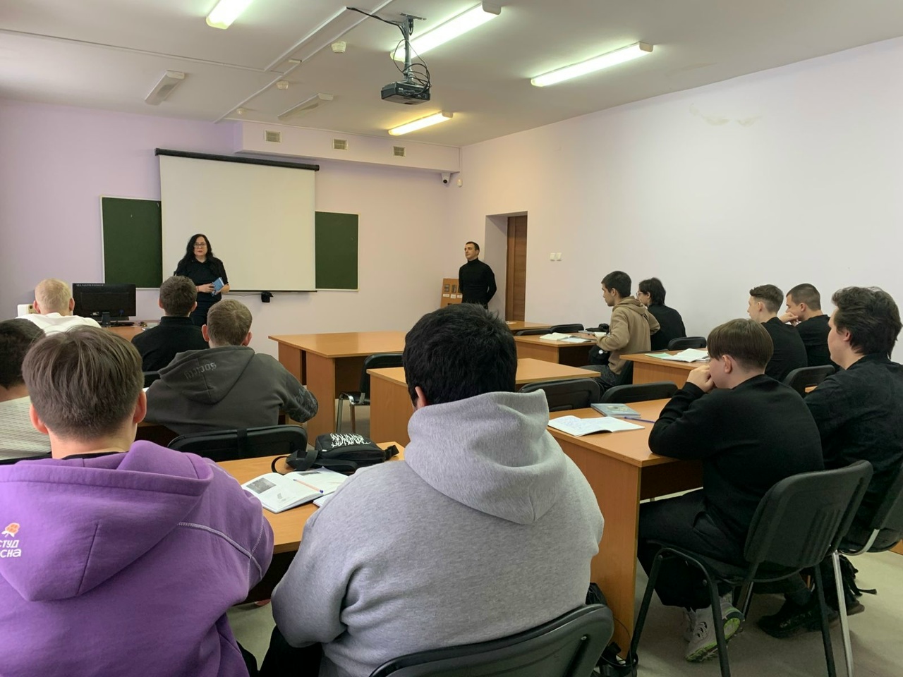 Полицейские Белоярского провели правовые встречи со студентами