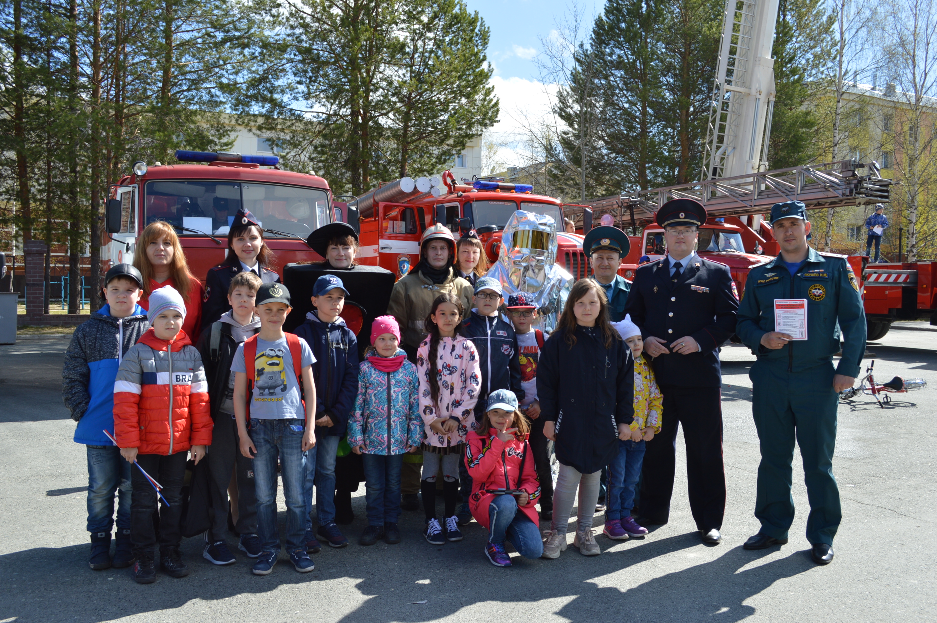 Дети сотрудников белоярской полиции познакомились с техникой и вооружением городской пожарной службы