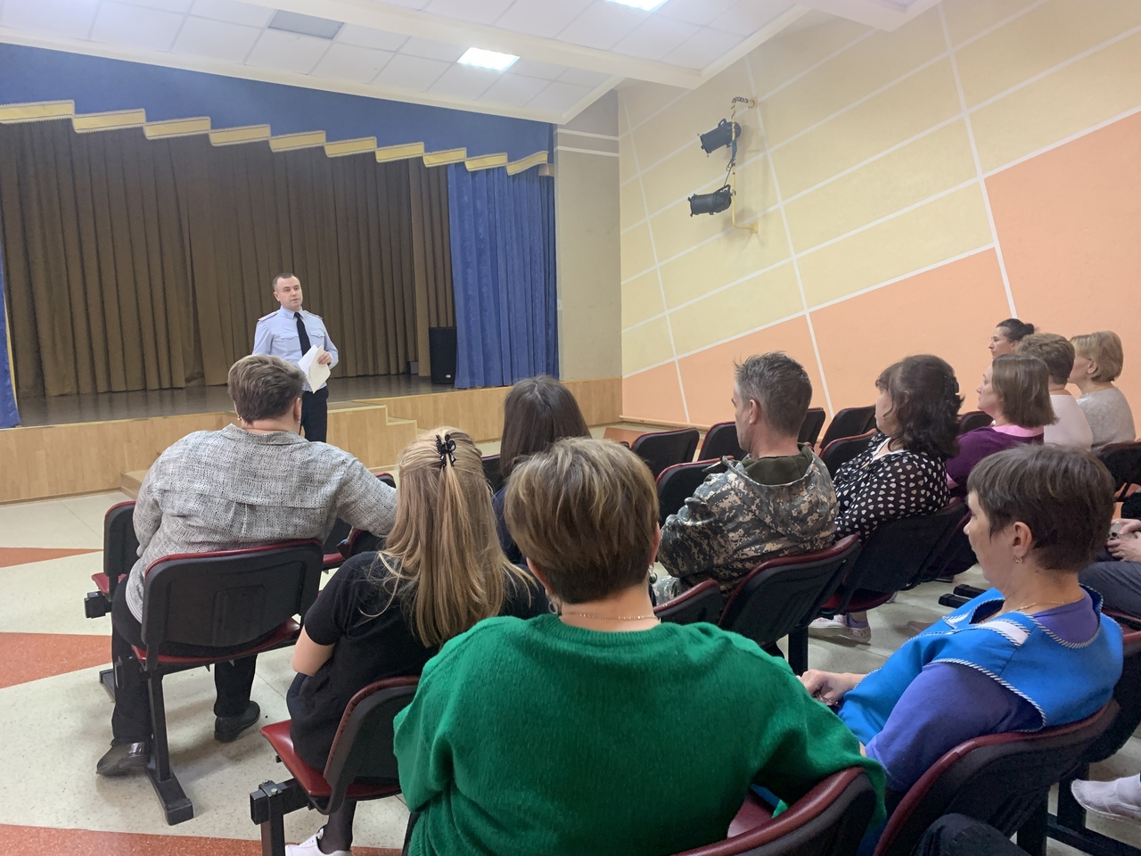 Руководители подразделений белоярской полиции продолжают профилактические встречи в трудовых коллективах