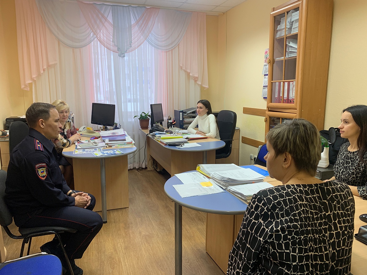 Полицейские Белоярского встретились с работниками социальной сферы города