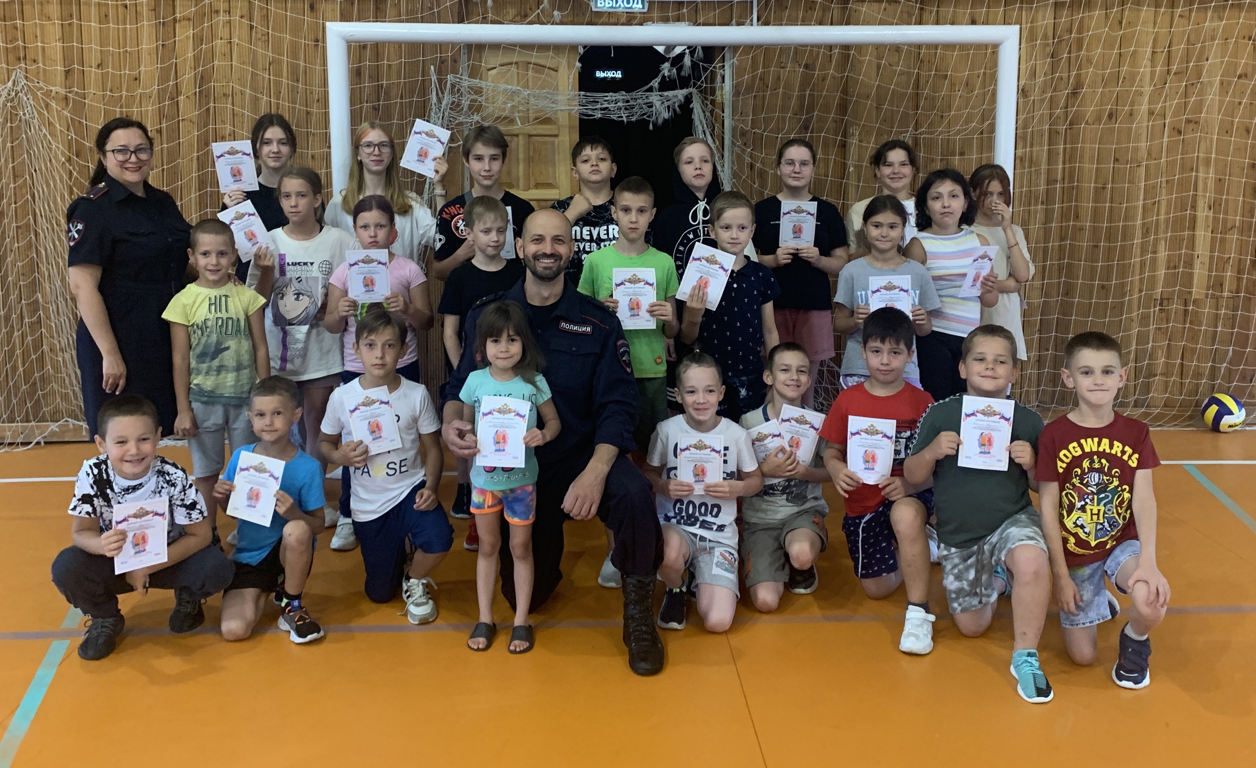 15 августа 2022 «Зарядка со стражем правопорядка» для белоярской детворы из лагеря «Северянка»