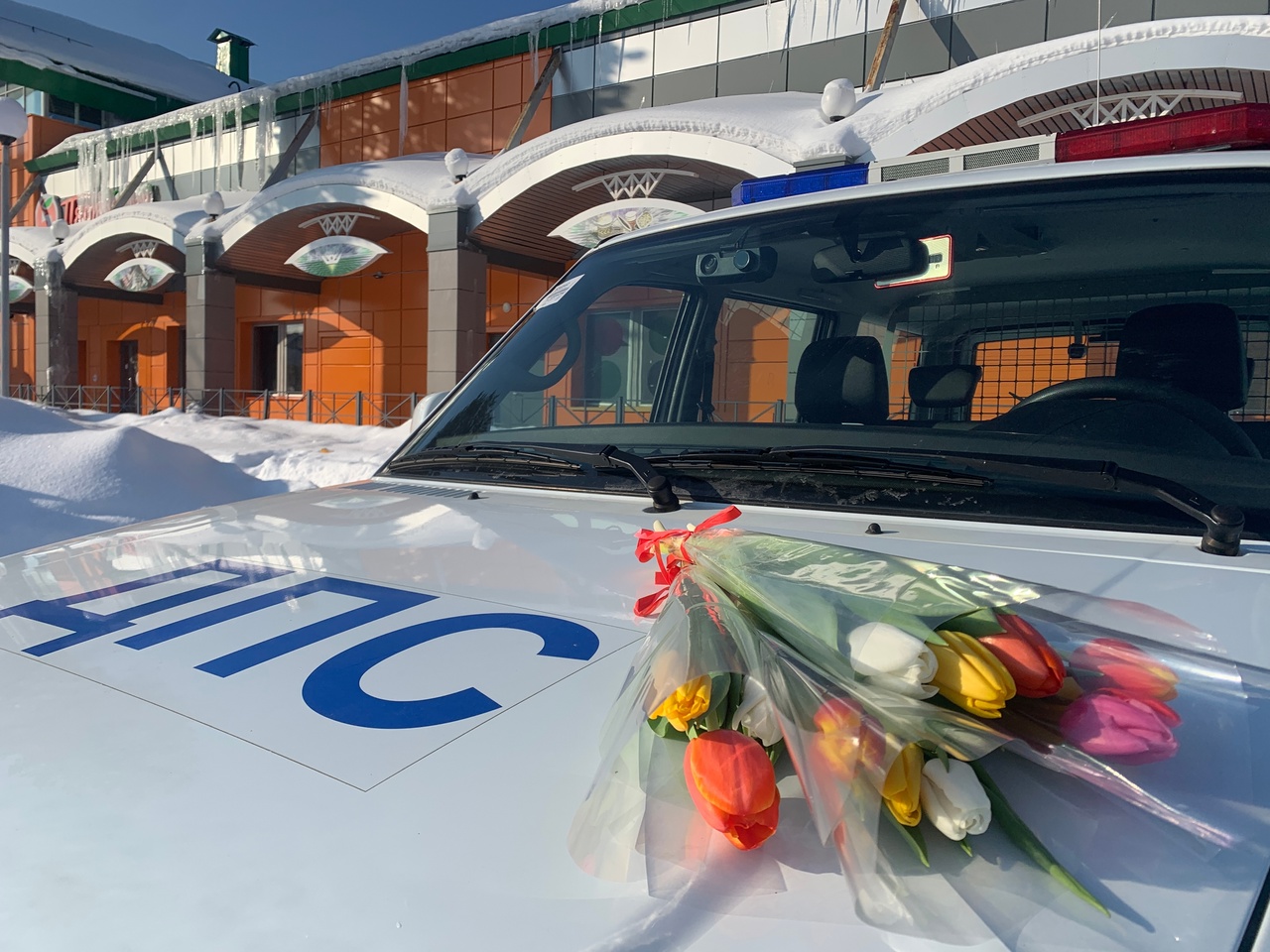 Цветы к 8 марта вручили на дорогах Белоярского