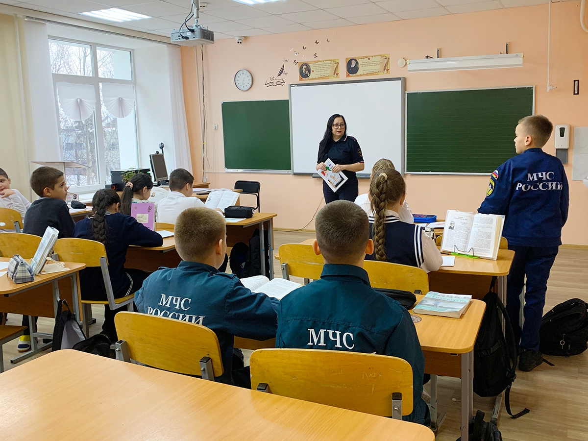 21 ноября 2025 Полицейские и общественники в Белоярском поговорили о безопасности с учениками СОШ № 2