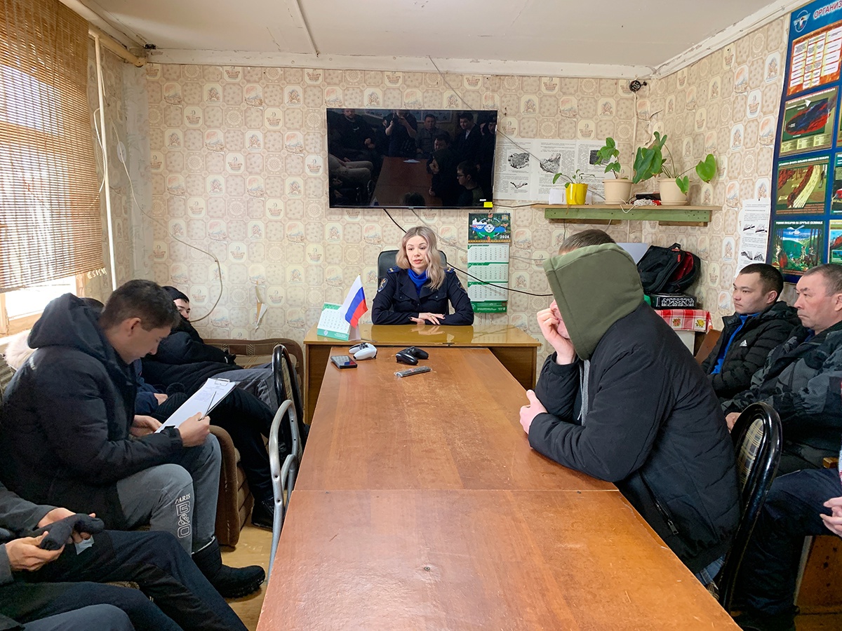 Встреча с коллективом Авиалесоохраны Белоярского была посвящена профилактике IT-преступлений