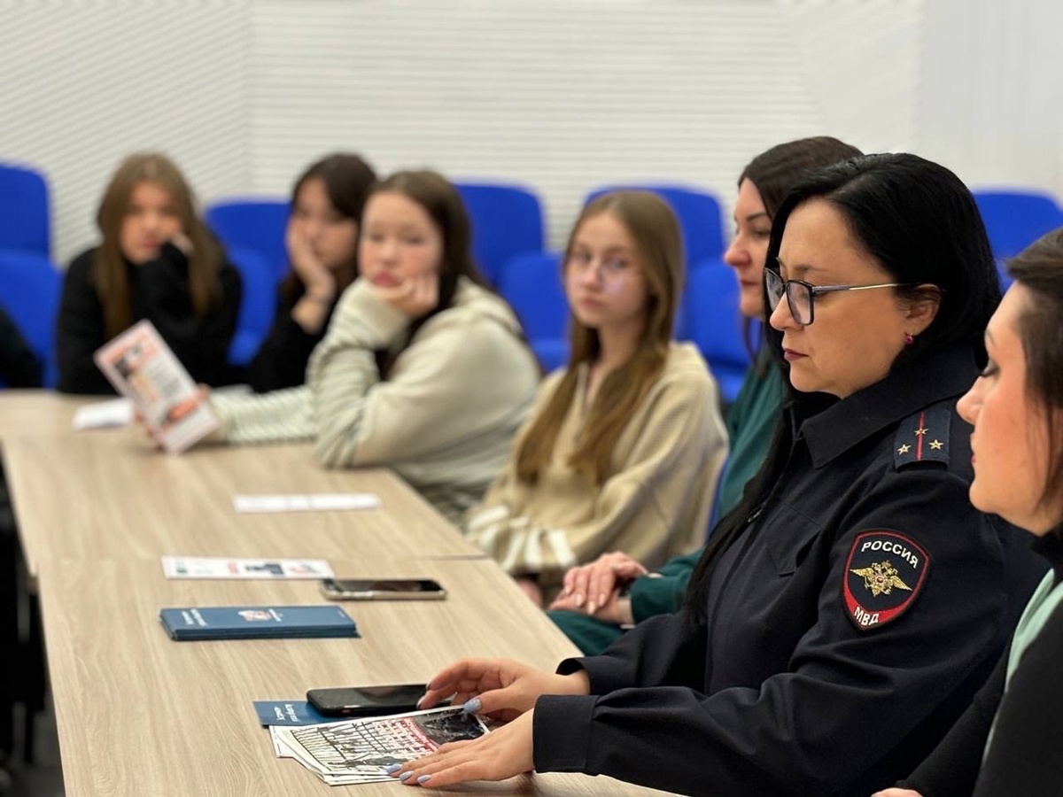 Общественники и полицейские Белоярского провели круглый стол на тему «Осторожно-терроризм!» для школьников