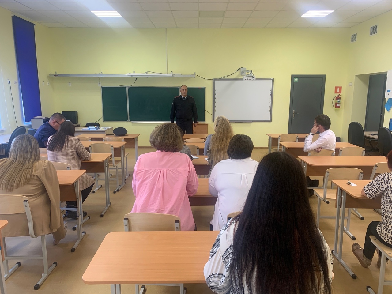 Профилактику мошенничеств проводят полицейские Белоярского с работниками сферы образования