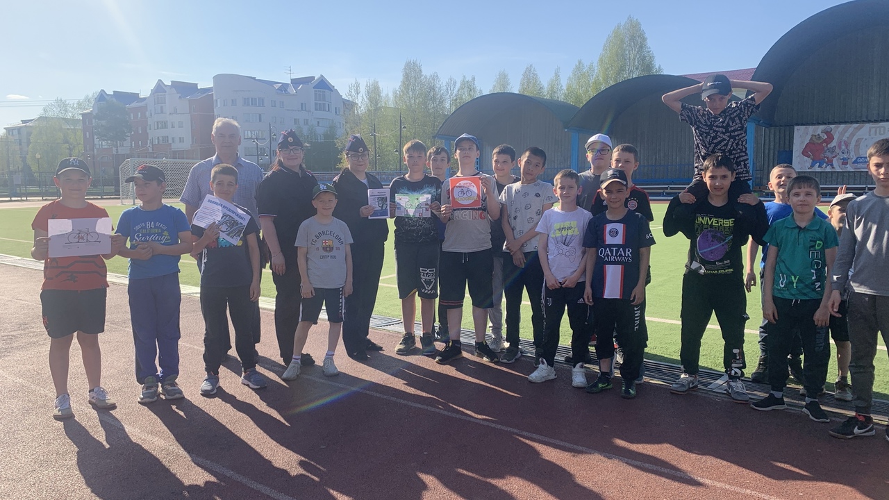 Полицейские Белоярского проводят встречи с детьми, рассказывая о безопасности летом