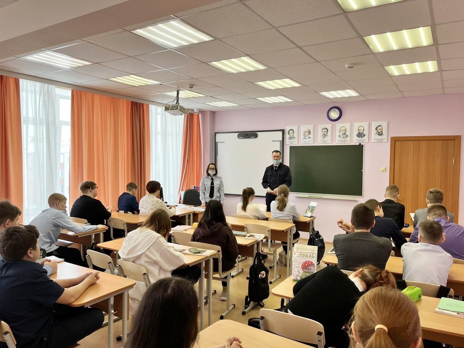 Белоярские полицейские проводят тематические часы общения в рамках акции «Твой выбор»