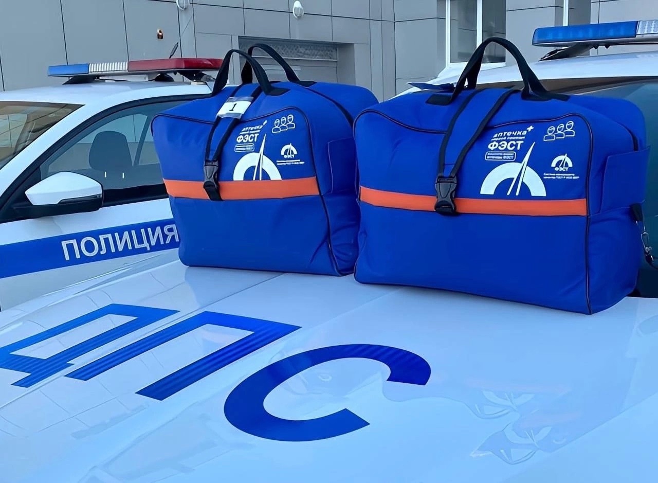 Госавтоинспекторы Югры оказывают первую помощь пострадавшим в ДТП