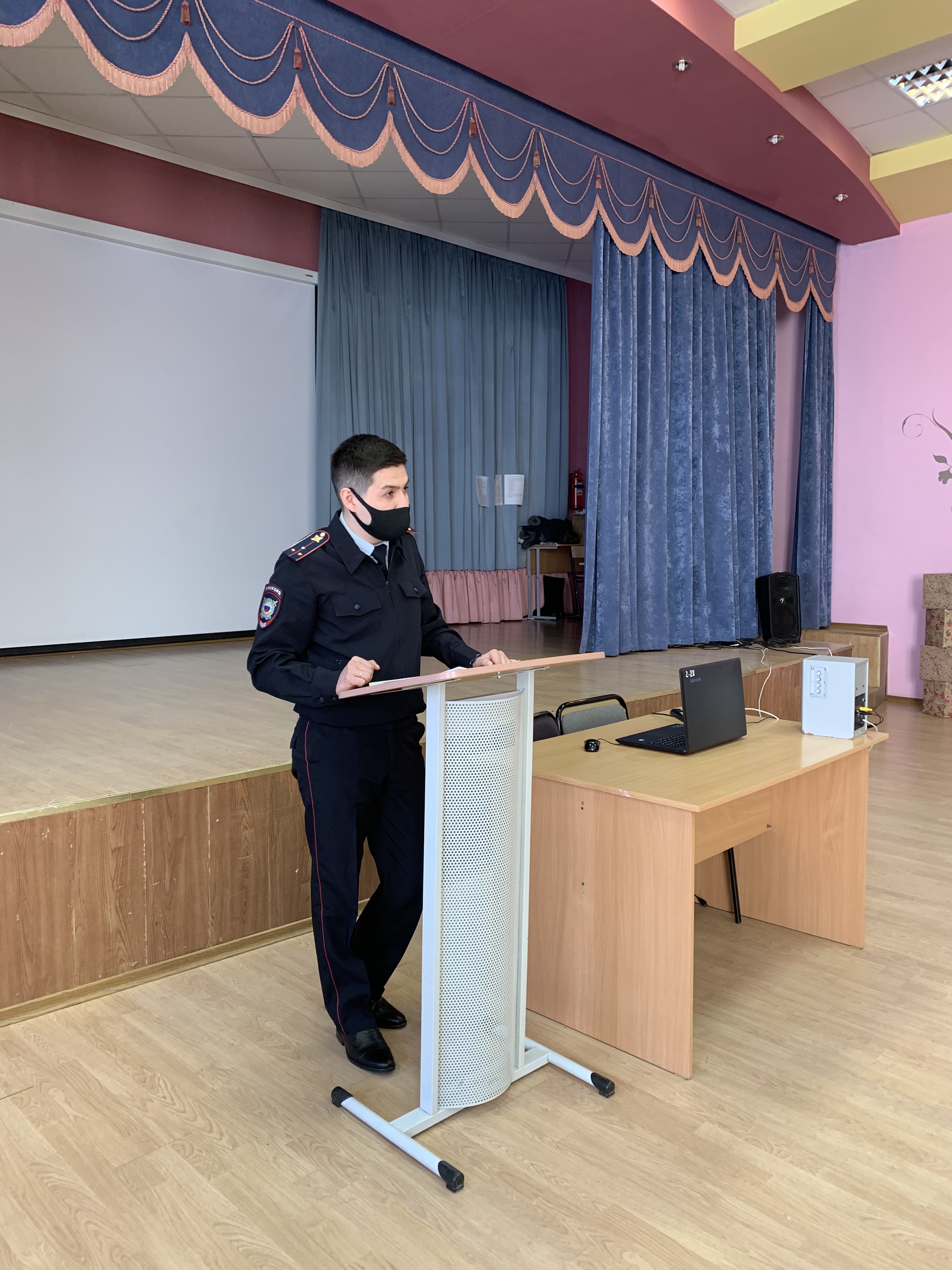 09 марта 2022 Общественники и полицейские беседуют с подростками о вреде наркотиков