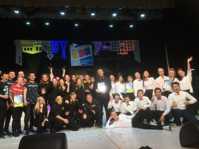 ПРАЗДНИК КВН ОТМЕТИЛИ НА СЦЕНЕ